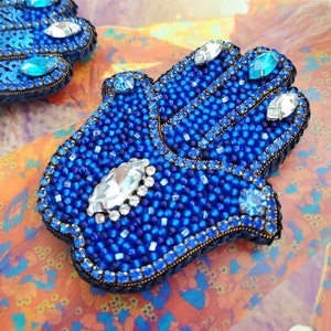 Broszka z haftem koralikowym Hamsa, Niebieski amulet przeciwko złemu oku, Duża broszka z koralików | Prezent dla kobiet w ciąży, matki, Życzenie ochrony