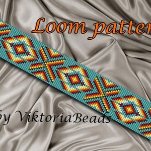 Puede incluir: Un patr&oacute;n de telar para un brazalete de cuentas con un dise&ntilde;o geom&eacute;trico con cuentas turquesa, amarillas, naranjas y negras. El patr&oacute;n se llama "Loom pattern by ViktoriaBeads".