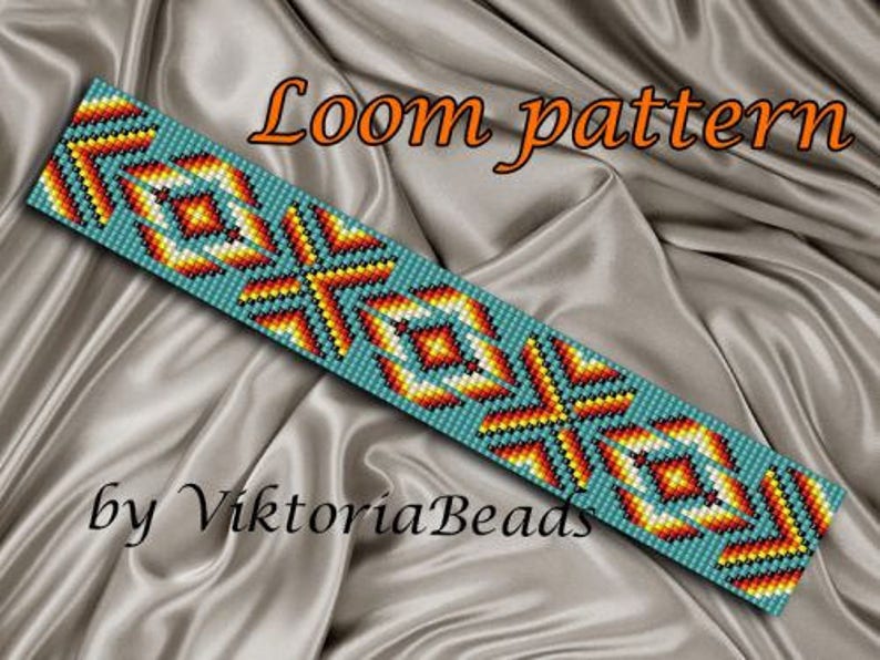 Puede incluir: Un patr&oacute;n de telar para un brazalete de cuentas con un dise&ntilde;o geom&eacute;trico con cuentas turquesa, amarillas, naranjas y negras. El patr&oacute;n se llama "Loom pattern by ViktoriaBeads".