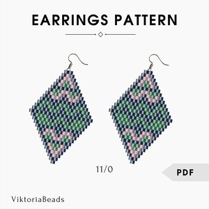 Könnte beinhalten: Diamantförmiges Ohrringmuster mit einem geometrischen Design in Marineblau, Grün und Rosa. Die Ohrringe hängen an silbernen Haken. Der Text "EARRINGS PATTERN" steht oben, mit "11/0" und "PDF" sichtbar.