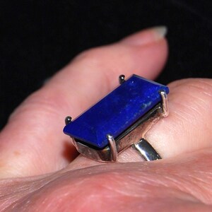 Vintage Lapis Lazuli avlång sten, silverring. Enkel design, fantastisk sten. Storlek P UK. Vacker ring!