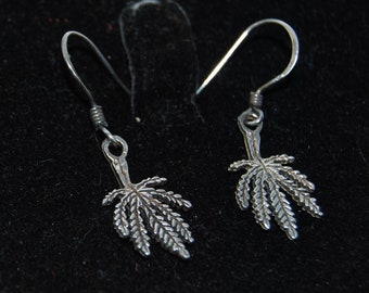 Vintage 60-70's Hemp leaf silver earrings. Sweet little earrings, light to wear. Dangle leaf earrings.