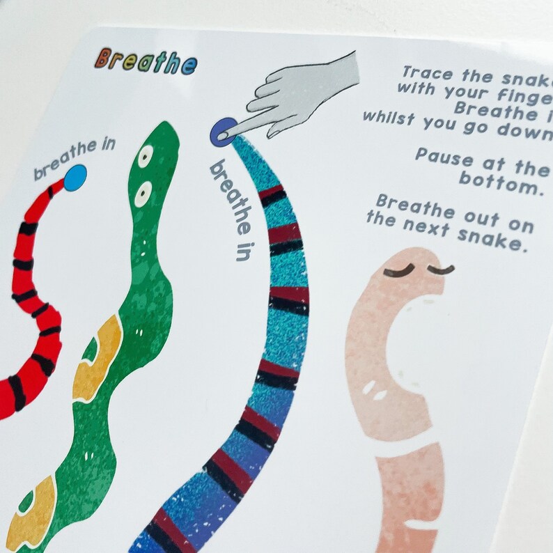 Puede incluir: Una ilustraci&oacute;n colorida de una serpiente con instrucciones para trazar la serpiente con el dedo mientras se respira. El texto dice "Inhala" y "Exhala en la siguiente serpiente".
