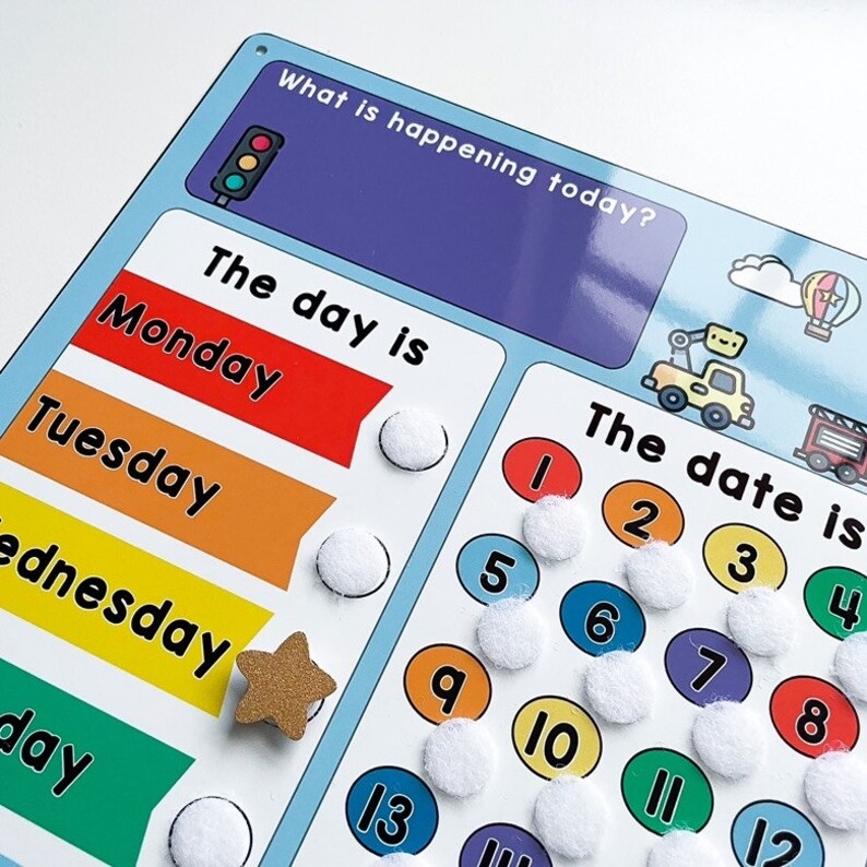 K&ouml;nnte beinhalten: Ein blaues und wei&szlig;es Trockenl&ouml;schboard mit einem bunten Kalender und Datumsanzeige. Das Board hat die Frage "Was passiert heute?" und einen Bereich f&uuml;r den Wochentag. Das Board hat einen Bereich f&uuml;r das Datum mit den Zahlen 1 bis 13. Das Board hat einen Bereich f&uuml;r den Wochentag mit den Tagen Montag, Dienstag, Mittwoch und Donnerstag. Das Board hat einen Bereich f&uuml;r das Datum mit den Zahlen 1 bis 13.