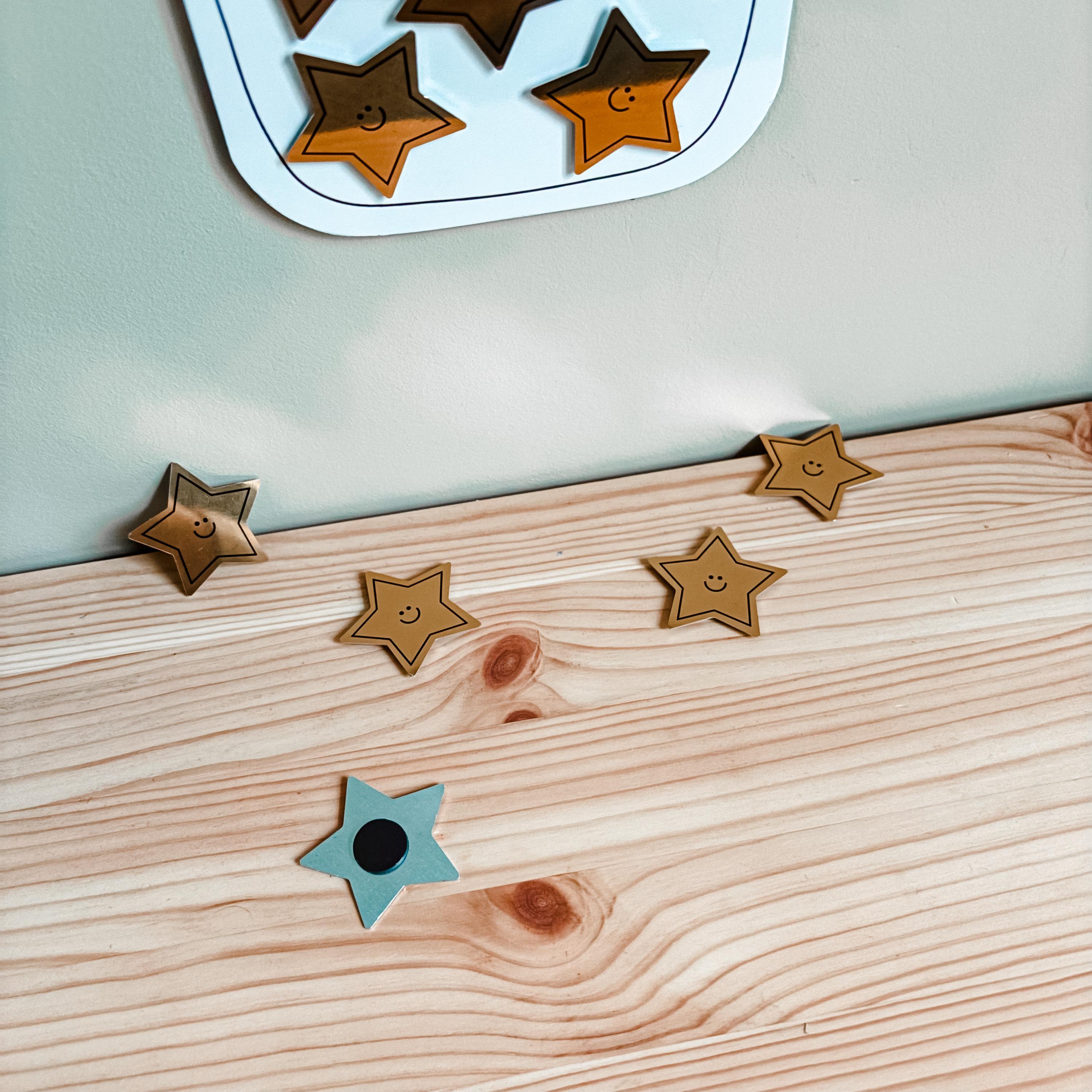 Tabla De Recompensas Infantil Con 30 Estrellas Magnéticas – Pizarra De Madera Y Acrílico Para Rutinas Y Metas En Casa O Aula