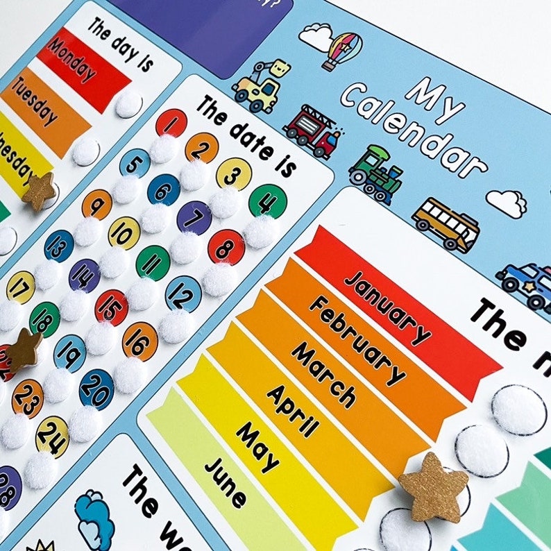 K&ouml;nnte beinhalten: Ein farbenfroher Kalender mit einem Regenbogen aus Monaten, einer Zahlentabelle und Wochentagen. Der Kalender hat einen blauen Hintergrund mit wei&szlig;en Wolken und verschiedenen Verkehrssymbolen. Der Kalender ist f&uuml;r Kinder konzipiert, um Tage, Daten und Monate zu lernen.