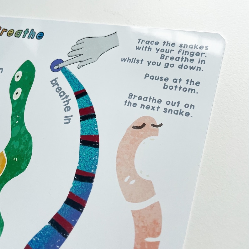 Puede incluir: Una ilustraci&oacute;n colorida de serpientes con instrucciones para trazar las serpientes con el dedo mientras se respira. El texto dice "Traza las serpientes con el dedo. Inhala mientras bajas. Haz una pausa en la parte inferior. Exhala en la siguiente serpiente."