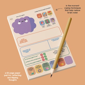 Peut inclure: Un bloc-notes avec une illustration de nuage violet et le texte "the thought:". Il comprend des invites pour réfléchir sur les pensées et les techniques d'adaptation. Un crayon jaune repose sur le bloc-notes. Le bloc-notes est un bloc de papier de 50 pages.