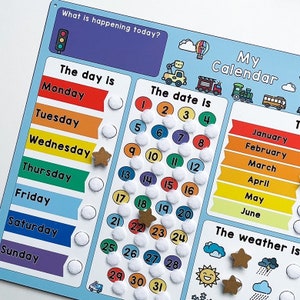 K&ouml;nnte beinhalten: Ein farbenfroher Trockenl&ouml;schkalender mit blauem Hintergrund und wei&szlig;en Kreisen f&uuml;r jeden Tag des Monats. Der Kalender enth&auml;lt einen Bereich f&uuml;r den Wochentag, das Datum und den Monat. Es gibt auch Bereiche f&uuml;r "Was passiert heute?" und "Das Wetter ist."