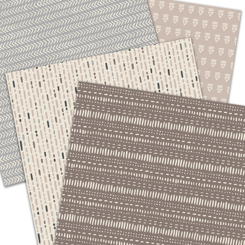 Pu&ograve; includere: Quattro fogli di carta con motivi diversi in tonalit&agrave; di marrone, beige e grigio. I motivi includono un chevron, una serie di piccoli punti, una serie di linee corte e una serie di triangoli.