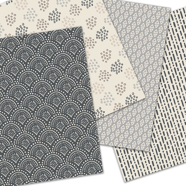 Pu&ograve; includere: Quattro fogli di carta con motivi diversi, con disegni geometrici. I motivi includono piccoli cerchi, triangoli e linee. La carta &egrave; di colore crema con accenti neri e grigi.