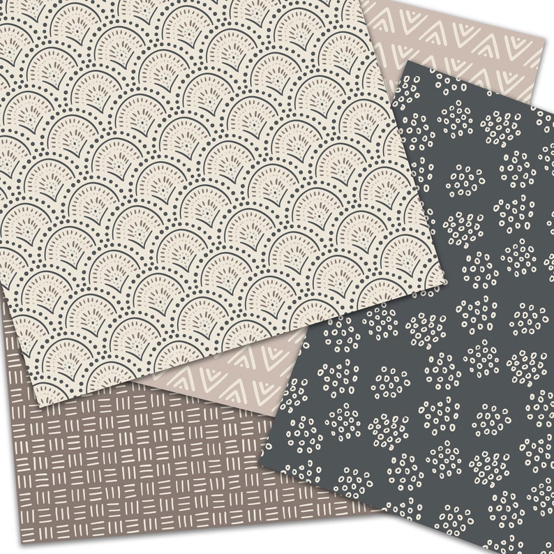 Pu&ograve; includere: Quattro fogli di carta con diversi motivi in ​​toni di marrone, beige e grigio. I motivi includono un design geometrico ripetitivo, un motivo di piccoli cerchi, un motivo di cerchi pi&ugrave; grandi e un motivo di linee curve con punti.