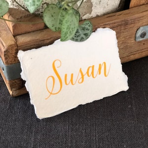 Hochzeit Platzkarten auf handgeschöpftem Papier, gelbe Hochzeit Namenskarte, Hochzeits-Gedeck, Eco Platzkarten, recycelte Platzkarten