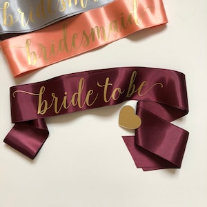 Braut-Schärpe, Henne-Schärpe, Junggesellinnenabschied-Schärpe, Burgunder-Schärpe, goldene Schärpe, edle Schärpe, elegante Bräute, inspirierendes Frauengeschenk