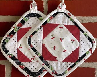 Quilted Cherry Print Potholder Kitchen Accessory Vintage Style Kitchen Decor Cooking Protection Heat Resistant Kitchen Baking Hanging Loop