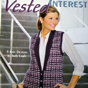 Puede incluir: Una mujer lleva un chaleco de punto morado y blanco con una camisa blanca de botones. El chaleco tiene cuello en V y cierre de botones. El texto "Vested Interest" está en la esquina superior derecha de la imagen. El texto "4 Knit Designs by Judy Lamb" está en la esquina inferior izquierda de la imagen.