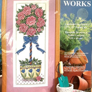 Design Works telpatroon "Rose Topiary" Joan Elliot Designer.....9" x 22" Afgewerkt formaat... Ongeopend borduurpakket
