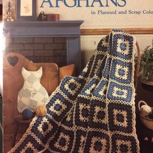 Koronkowe afgańskie chusty dla babci w kolorach planowanych i resztkowych z ulotki Leisure Arts Leaflet 480 Grandma Squares Anne Halliday