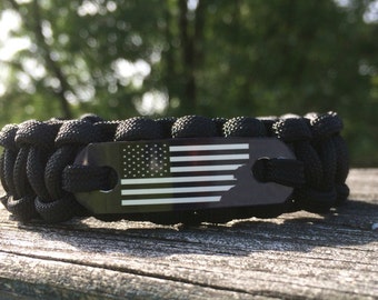 Paracord bracelet with American flag for men - Patriotic bracelet for Dad with black and white American flag - Buy in bulk