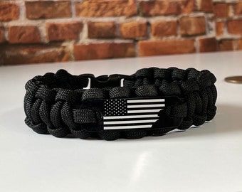 Paracord bracelet with American flag for men - Patriotic bracelet for Dad with black and white American flag - Buy in bulk