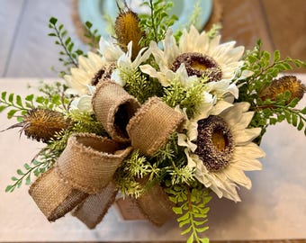 Centre de table champêtre en tournesol et toile de jute avec étiquette contenant un verset biblique