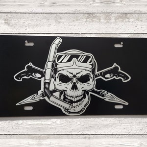 Placa frontal de caveira de mergulho ou snorkel pirata para carro ou caminhão, placa de veículo com máscara de mergulho, placa de carro inovadora com caveira e ossos para mergulhador de caverna