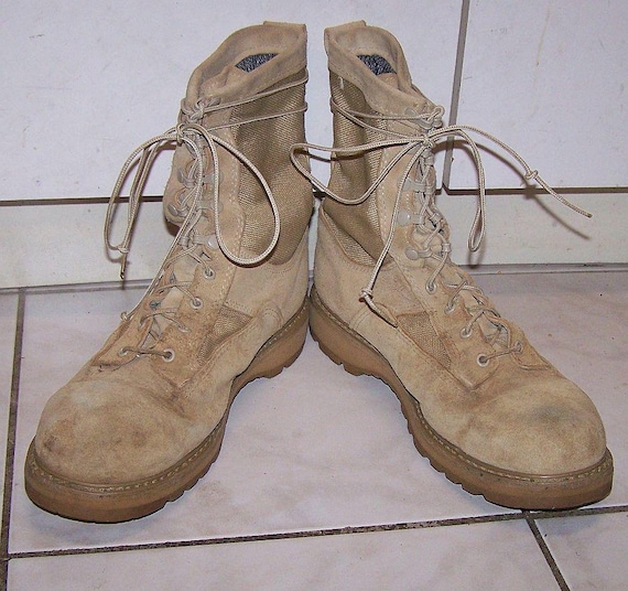 Desert combat boots Bates Goretex lining mens 10 W Vibram soles