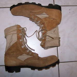 K&ouml;nnte beinhalten: Ein Paar braune Wildlederstiefel mit Canvas-Oberteil und dicker Gummisohle.