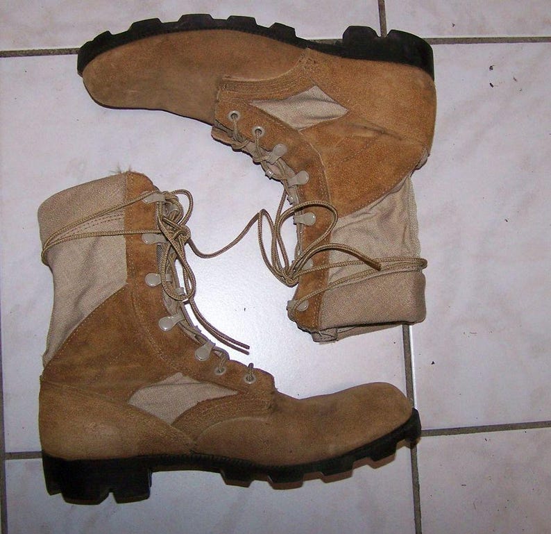 K&ouml;nnte beinhalten: Ein Paar braune Wildlederstiefel mit Canvas-Oberteil und dicker Gummisohle.