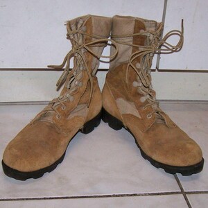 K&ouml;nnte beinhalten: Ein Paar braune Lederstiefel mit Schn&uuml;rsenkeln. Die Stiefel haben ein robustes Aussehen und sind aus strapazierf&auml;higem Material gefertigt.