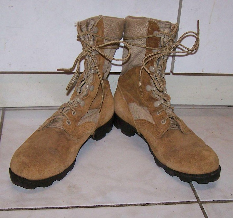 K&ouml;nnte beinhalten: Ein Paar braune Lederstiefel mit Schn&uuml;rsenkeln. Die Stiefel haben ein robustes Aussehen und sind aus strapazierf&auml;higem Material gefertigt.