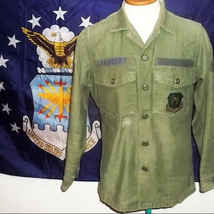 Camisa militar vintage de la USAF OG-107 de algodón, talla mediana
