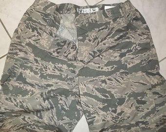 Pantalon USAF BdU en camouflage numérique à rayures tigrées Pantalon US Air Force W34 L31 à peine porté état neuf PRIX RÉDUIT