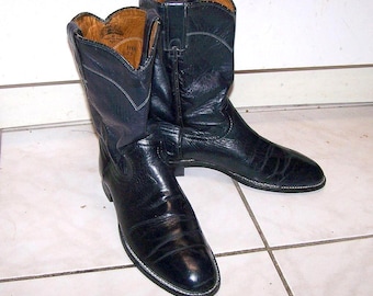 Botas Chisholm Roper: estilo western, tacón bajo, color azul marino oscuro. Talla de hombre estadounidense 8B, talla de mujer 9.5 estrecha.