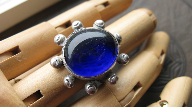Size 5 Unusual sterling .925 Ring with Bristol Blue Glass cabochon Stone