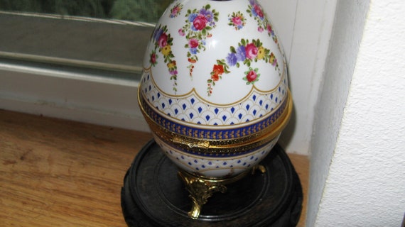 Pretty Egg Shaped porcelain Box, Trinket box, jew… - image 3