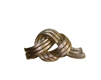 Vintage '60s brushed Gold metal Lisner Signed “LOVE” Knot, 3"