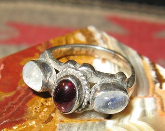 Impresionante anillo de piedra lunar con destello azul y granate con cabujón de ley, talla 6