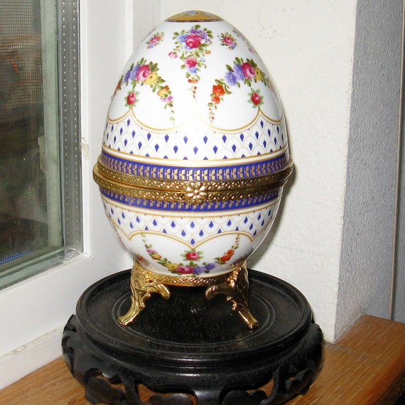 Pretty Egg Shaped porcelain Box, Trinket box, jew… - image 1