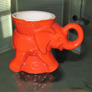 Tazza vintage Frankoma per le elezioni presidenziali, tazza rossa Nixon/Agnew del 1969, alta 3 7/8&quot;, ceramica dell&#39;Oklahoma!