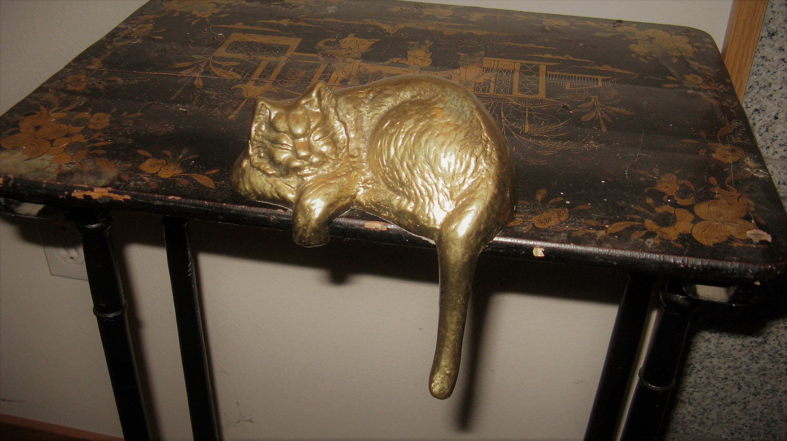 Adorable vintage brass Cat shelf sitter! 4.5 long