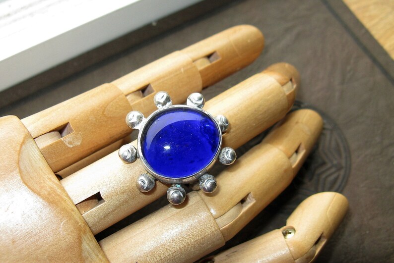 Size 5 Unusual sterling .925 Ring with Bristol Blue Glass cabochon Stone