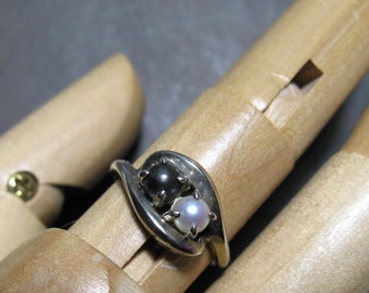 Vintage 10KT White Gold Ring with white and black pearls size 5.5