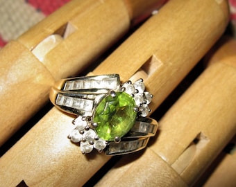 Exquisito anillo de cóctel de ley con peridoto verde y zafiro blanco - Tamaño 7. ¡Una verdadera pieza llamativa!