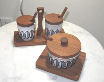Mid‑Century Teak & Ceramic Condiment Set — Geometric Pattern Jars, Burma Teak Base, 1960s–70s