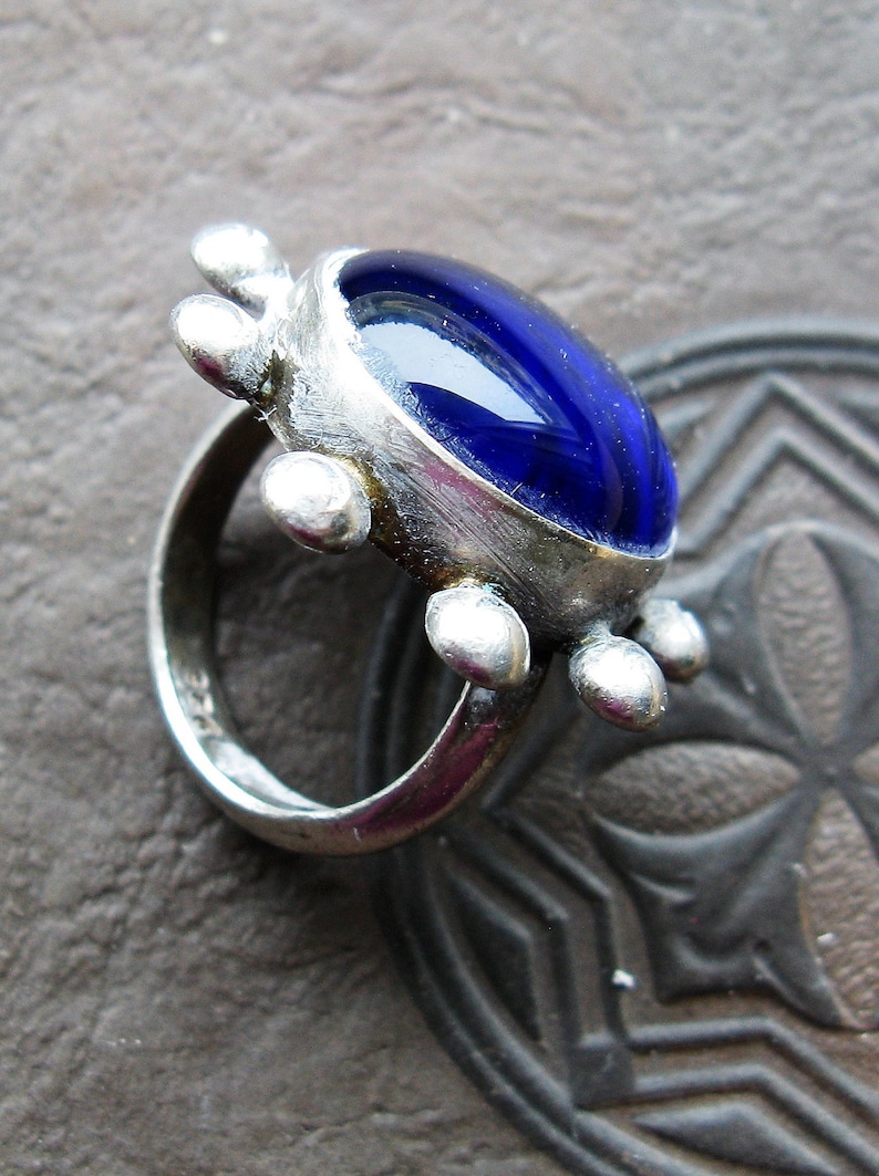 Size 5 Unusual sterling .925 Ring with Bristol Blue Glass cabochon Stone
