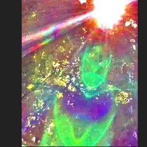 K&ouml;nnte beinhalten: Abstrakte Kunst mit einem Regenbogeneffekt und einer gr&uuml;nen und violetten Figur in der Mitte.