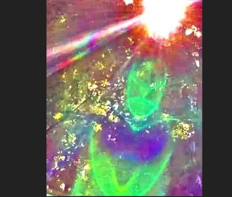 K&ouml;nnte beinhalten: Abstrakte Kunst mit einem Regenbogeneffekt und einer gr&uuml;nen und violetten Figur in der Mitte.