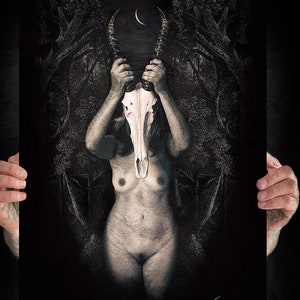 Può includere: Una stampa artistica rettangolare che presenta un'illustrazione scura e monocromatica di una figura che tiene un teschio di animale con lunghe corna ricurve davanti al viso. Lo sfondo raffigura una foresta densa e ombrosa sotto una sottile luna crescente.
