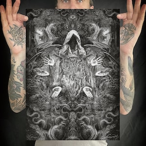 Puede incluir: Una impresión artística rectangular en blanco y negro que presenta una figura central encapuchada rodeada de criaturas aladas, múltiples manos flotantes con ojos en las palmas y patrones intrincados en un estilo ilustrativo oscuro.